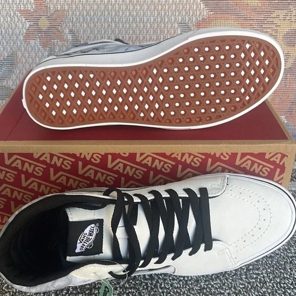 Vans WMNS Comfycush Sk8-Hi
After Dark White/Black
VN0AZTNOYB2
Sneakers - Picture 5 of 16